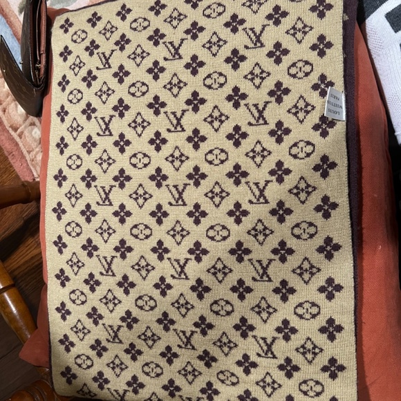 Original Louis Vuitton Hat and Scarf set - Picture 3 of 7